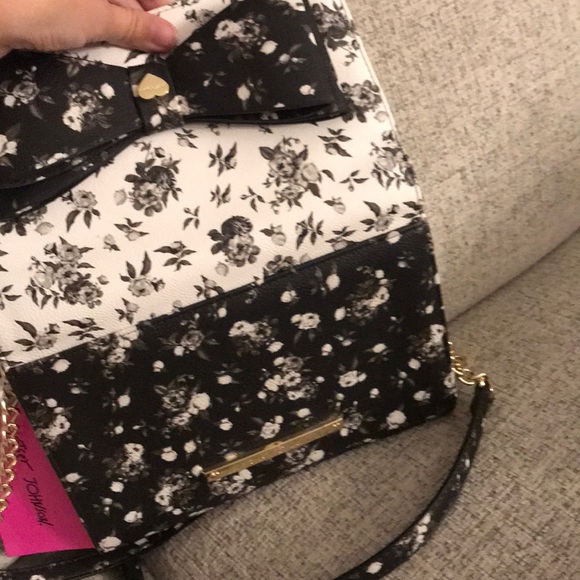 Betsey Johnson black white floral bow crossbody - Picture 4 of 8
